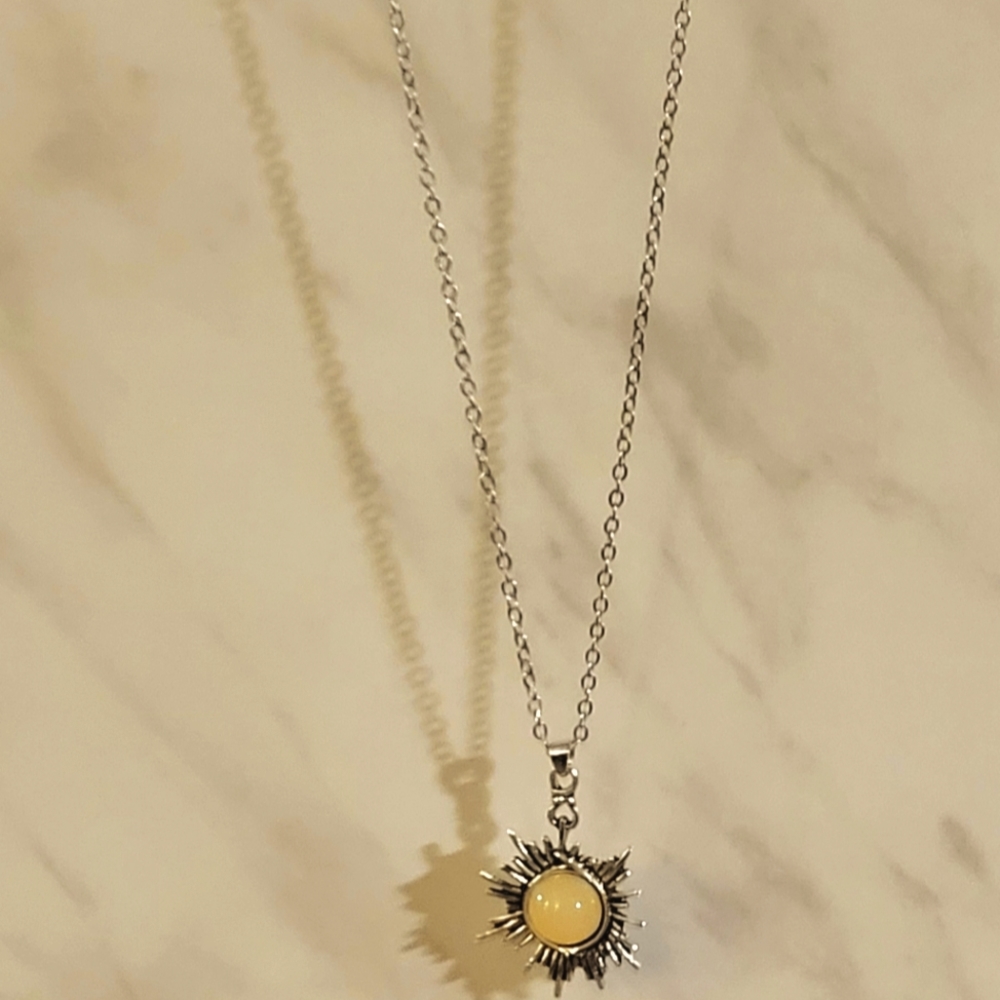 *NEW* Beautiful flower necklace with pendant
